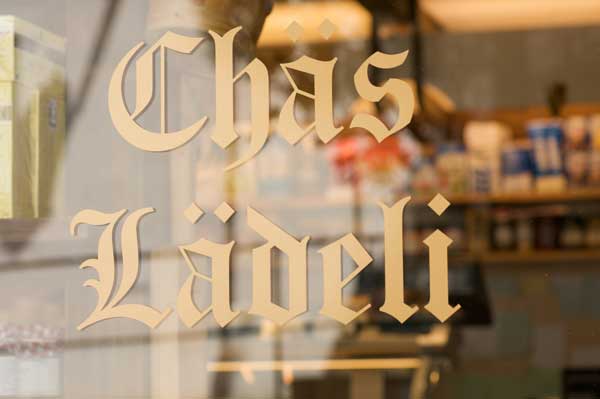 Aufkleber Schaufenster Chäslädeli mit goldener antiker Schrift