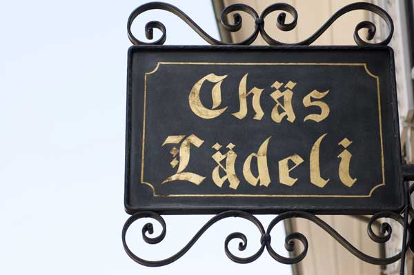 Schild Chäslädeli mit goldener antiker Schrift